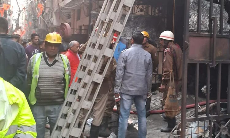 டெல்லி: குடியிருப்பு கட்டிடத்தில் பயங்கர தீ விபத்து.. 2 குழந்தைகள் உட்பட 4 பேர் பலி