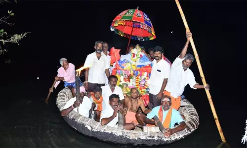 பவானி ஆற்றில் பண்ணாரி மாரியம்மன் படகில் உலா