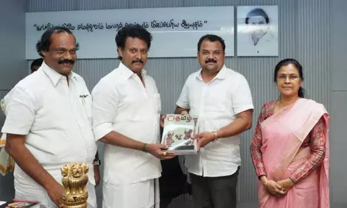 பஹ்ரைன் வாழ் தமிழ் மாணவர்களுக்கு தமிழ் பாடப்புத்தகங்கள் - அமைச்சர் அன்பில் மகேஸ் வழங்கினார்