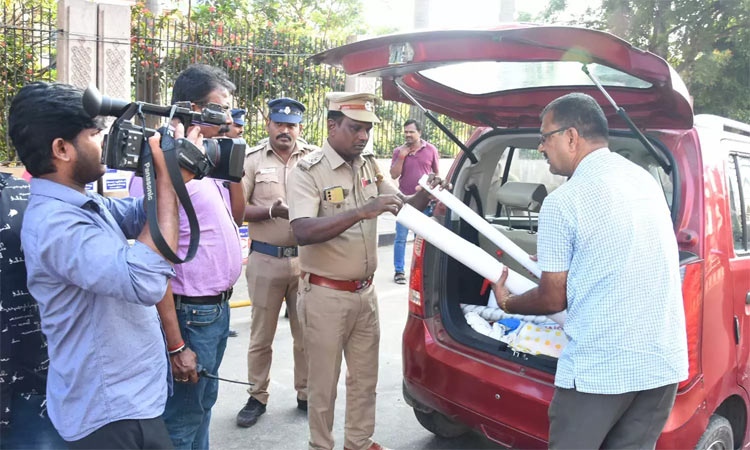 தமிழகத்தில் விடிய, விடிய தீவிர வாகன சோதனை- கணக்கில் வராத ரூ.2 கோடி சிக்கியது