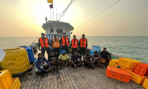 கர்நாடகா:  கடலில் சிக்கிய 8 பேரை மீட்ட இந்திய கடலோர காவல் படை