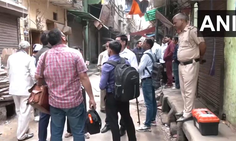 டெல்லியில் 2 மாடி கட்டிடம் இடிந்து விழுந்து விபத்து: 2 பேர் பலி