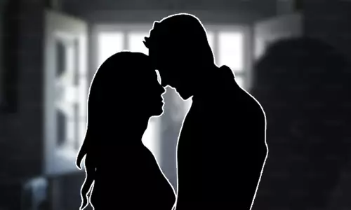 படுக்கை அறை ஜன்னலை திறந்துவைத்து இளம் தம்பதி உல்லாசம் - போலீசில் புகார் அளித்த பக்கத்து வீட்டு பெண்