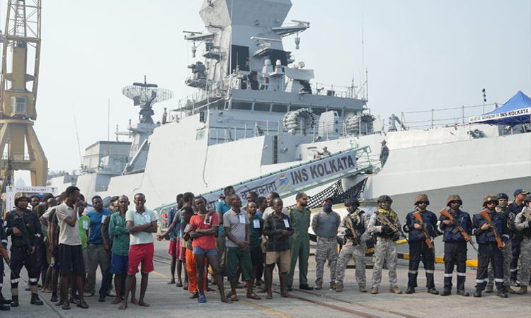 சோமாலியா கடற்கொள்ளையர்கள் மும்பை போலீசாரிடம் ஒப்படைப்பு