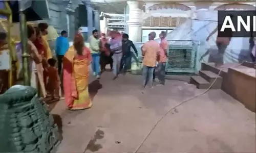 மத்திய பிரதேசம்:  மகாகாலேஸ்வரர் கோவிலில் தீ விபத்து; 13 பேர் காயம்