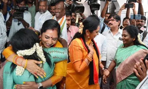 வேட்புமனு தாக்கலின்போது வாழ்த்துகளை பரிமாறிய தமிழச்சி தங்கப்பாண்டியன் - தமிழிசை சவுந்தரராஜன்