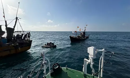 கடலில் மூழ்கிய படகில் தத்தளித்த 5 பேரை மீட்ட இந்திய கடலோர காவல் படை