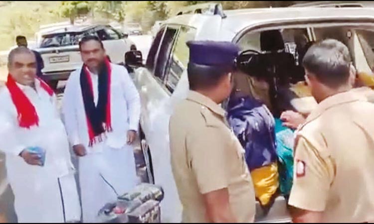 தி.மு.க.வேட்பாளர் ஆ.ராசாவின் காரை நடுவழியில்  மடக்கிய பறக்கும் படை