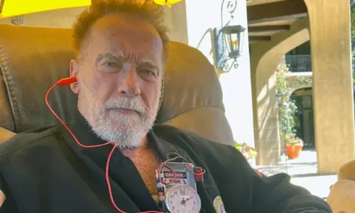 அர்னால்டுக்கு பேஸ் மேக்கர் சிகிச்சை...புகைப்படம் வெளியிட்ட அர்னால்டு