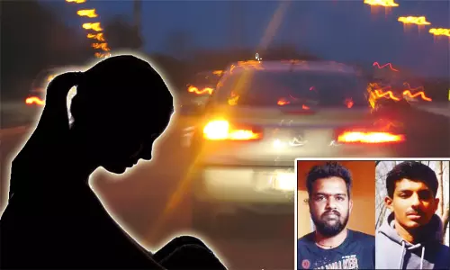 கார் ஓட்டிச் சென்றபோது இன்டிகேட்டரை தவறாக போட்ட இளம்பெண்ணுக்கு நேர்ந்த கொடூரம்