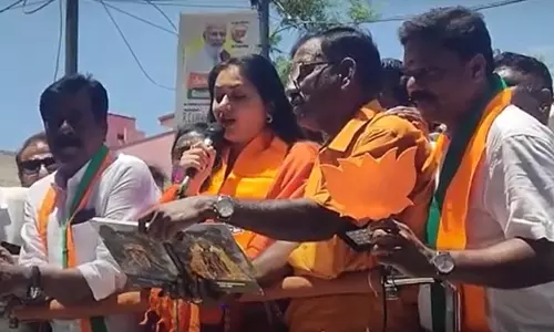 தாமரை மலரும்...தமிழ்நாடும் வளரும்.. பிரசாரத்தில் முழக்கமிட்ட நடிகை நமீதா