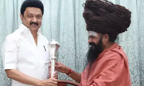 முதல்-அமைச்சர் மு.க.ஸ்டாலினுக்கு செங்கோல் வழங்கிய தருமபுரம் ஆதீனம் முதல்-அமைச்சர் மு.க.ஸ்டாலினுக்கு செங்கோல் வழங்கிய தருமபுரம் ஆதீனம்