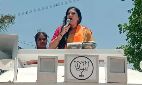 நாடாளுமன்றத்தில் செங்கோலை நிறுவி தமிழக மக்களுக்கு பெருமை சேர்த்தவர் பிரதமர் மோடி - நடிகை நமீதா பிரசாரம்