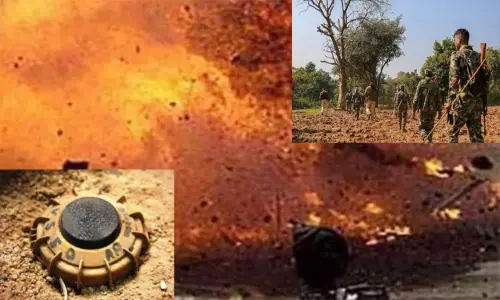 சத்தீஷ்காரில் நக்சலைட்டுகள் புதைத்து வைத்திருந்த கண்ணி வெடியில் சிக்கி 2 பாதுகாப்புப்படை வீரர்கள் காயம் சத்தீஷ்காரில் நக்சலைட்டுகள் புதைத்து வைத்திருந்த கண்ணி வெடியில் சிக்கி 2 பாதுகாப்புப்படை வீரர்கள் காயம்