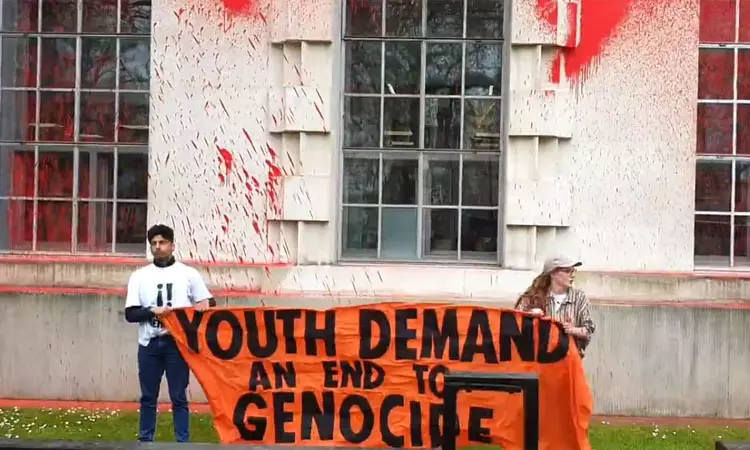 இஸ்ரேல் எதிர்ப்பு போராட்டம்.. இங்கிலாந்து ராணுவ அமைச்சக கட்டிடத்தில் சிவப்பு பெயிண்ட் தெளித்ததால் பரபரப்பு இஸ்ரேல் எதிர்ப்பு போராட்டம்.. இங்கிலாந்து ராணுவ அமைச்சக கட்டிடத்தில் சிவப்பு பெயிண்ட் தெளித்ததால் பரபரப்பு