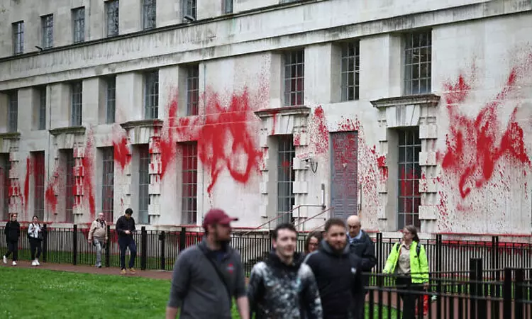 இஸ்ரேல் எதிர்ப்பு போராட்டம்.. இங்கிலாந்து ராணுவ அமைச்சக கட்டிடத்தில் சிவப்பு பெயிண்ட் தெளித்ததால் பரபரப்பு இஸ்ரேல் எதிர்ப்பு போராட்டம்.. இங்கிலாந்து ராணுவ அமைச்சக கட்டிடத்தில் சிவப்பு பெயிண்ட் தெளித்ததால் பரபரப்பு