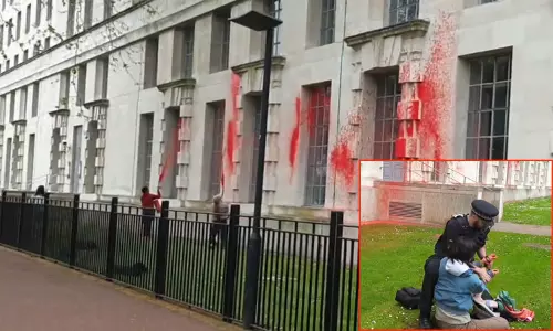இஸ்ரேல் எதிர்ப்பு போராட்டம்.. இங்கிலாந்து ராணுவ அமைச்சக கட்டிடத்தில் சிவப்பு பெயிண்ட் தெளித்ததால் பரபரப்பு இஸ்ரேல் எதிர்ப்பு போராட்டம்.. இங்கிலாந்து ராணுவ அமைச்சக கட்டிடத்தில் சிவப்பு பெயிண்ட் தெளித்ததால் பரபரப்பு