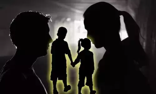 கள்ளக்காதலனுடன் செல்ல தடையாக இருந்ததால் இரண்டு குழந்தைகளை கழுத்தை நெரித்து கொன்ற கொடூர தாய்