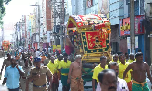 மதுரை சித்திரை திருவிழா.. பல்லக்கில் வலம் வந்து அருள்பாலித்த மீனாட்சி- சுந்தரேஸ்வரர் மதுரை சித்திரை திருவிழா.. பல்லக்கில் வலம் வந்து அருள்பாலித்த மீனாட்சி- சுந்தரேஸ்வரர்