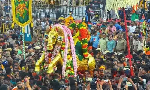 கள்ளழகர் வைகை ஆற்றில் இறங்கும் நிகழ்வு: மதுரை மாவட்டத்திற்கு 23-ந்தேதி உள்ளூர் விடுமுறை