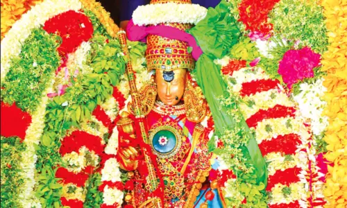 மீனாட்சி அம்மன் பட்டாபிஷேகம் கோலாகலம்; நாளை திருக்கல்யாணம்