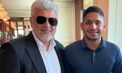 அஜித்துடன்  சி.எஸ்.கே. வீரர் துஷார் தேஷ்பாண்டே....வைரலாகும் புகைப்படம்