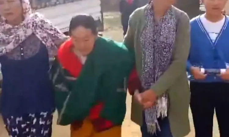 மணிப்பூரில் 94 வயது மூதாட்டி தள்ளாத வயதிலும் நேரில் வந்து வாக்களித்தார் மணிப்பூரில் 94 வயது மூதாட்டி தள்ளாத வயதிலும் நேரில் வந்து வாக்களித்தார்