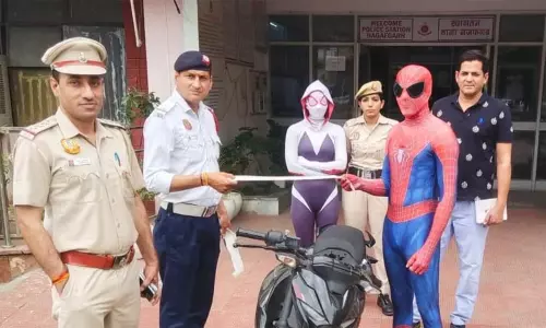 ஸ்பைடர் மேன் உடை அணிந்து பைக்கில் சாகசம்:  இருவர் கைது