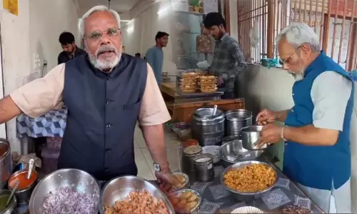 பிரதமர் மோடி போல் தோற்றமளிக்கும் பானி பூரி வியாபாரி: போட்டி போட்டு செல்பி எடுத்து செல்லும் வாடிக்கையாளர்கள் பிரதமர் மோடி போல் தோற்றமளிக்கும் பானி பூரி வியாபாரி: போட்டி போட்டு செல்பி எடுத்து செல்லும் வாடிக்கையாளர்கள்