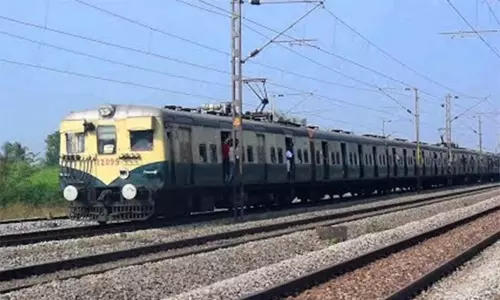 தொழிலாளர் தினம்: ஞாயிறு கால அட்டவணையில் இயங்கும் மின்சார ரெயில்கள்