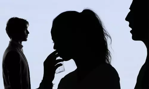 கொழுந்தியாளுடன் கள்ளக்காதல்: மருந்து விற்பனை பிரதிநிதி கல்லால் அடித்துக்கொலை - பெங்களூருவில் பரபரப்பு