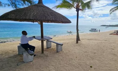 மொரீஷியசில்  இளையராஜா - வைரலாகும் புகைப்படம்