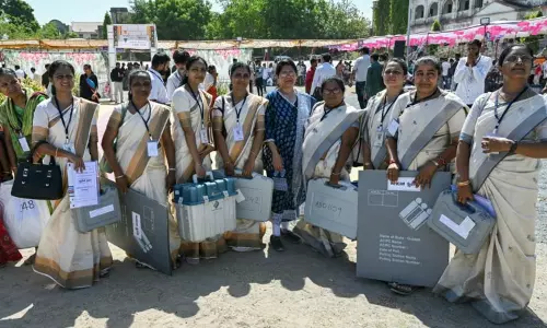 நாடாளுமன்ற 3-வது கட்ட தேர்தல்: 93 தொகுதிகளில் இன்று வாக்குப்பதிவு நாடாளுமன்ற 3-வது கட்ட தேர்தல்: 93 தொகுதிகளில் இன்று வாக்குப்பதிவு