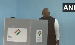 மல்லிகார்ஜுன கார்கே வாக்களித்தார் மல்லிகார்ஜுன கார்கே வாக்களித்தார்