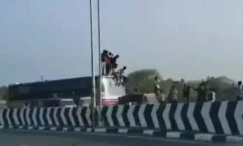 சென்னையில் மாநகர பேருந்தின் மேற்கூரையில் ஏறி மாணவர்கள் அட்டகாசம்