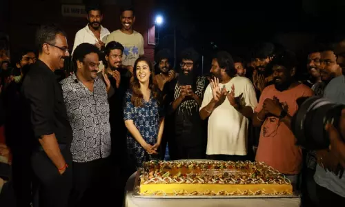 நயன்தாராவின் மண்ணாங்கட்டி படப்பிடிப்பு நிறைவு.. கேக் வெட்டி கொண்டாடிய படக்குழு