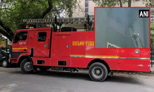 டெல்லி: காலணி தொழிற்சாலையில் திடீர் தீ விபத்து டெல்லி: காலணி தொழிற்சாலையில் திடீர் தீ விபத்து