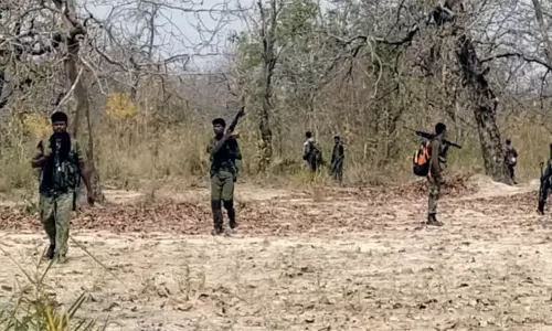 சத்தீஷ்கார்: பாதுகாப்புப்படையினர் நடத்திய என்கவுண்ட்டரில் 12 நக்சலைட்டுகள் சுட்டுக்கொலை