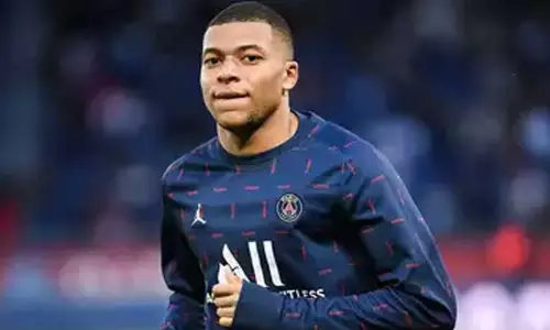 பிரபல கால்பந்து வீரர் எம்பாப்பே பி.எஸ்.ஜி அணியில் இருந்து வெளியேறுவதாக அறிவிப்பு