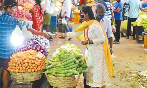 கோயம்பேடு சந்தையில் காய்கறி விலை திடீர் உயர்வு கோயம்பேடு சந்தையில் காய்கறி விலை திடீர் உயர்வு