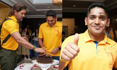 துஷார் தேஷ்பாண்டேவின் பிறந்தநாளை கொண்டாடிய  சென்னை  அணியினர்