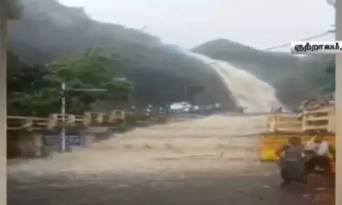 அருவிகளில் திடீர் வெள்ளப்பெருக்கு