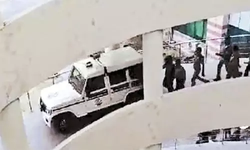 எய்ம்ஸ் ஆஸ்பத்திரி அவசர சிகிச்சை பிரிவுக்குள் சென்ற போலீஸ் ஜீப்பால் பரபரப்பு