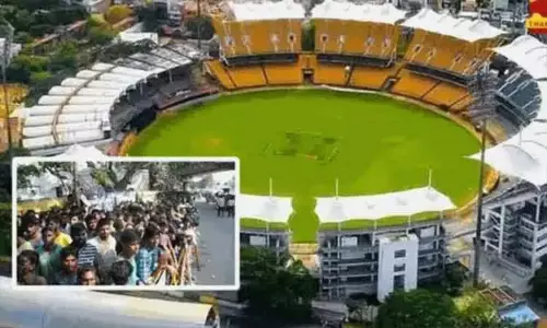 சென்னையில் கள்ளச்சந்தையில் ஐ.பி.எல். டிக்கெட் விற்பனை: 2 பேர் கைது சென்னையில் கள்ளச்சந்தையில் ஐ.பி.எல். டிக்கெட் விற்பனை: 2 பேர் கைது