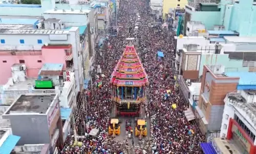 காஞ்சிபுரம் வரதராஜ பெருமாள் கோவிலில் தேரோட்டம் காஞ்சிபுரம் வரதராஜ பெருமாள் கோவிலில் தேரோட்டம்