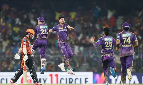 ஐ.பி.எல். இறுதிப்போட்டி: அடுத்தடுத்து விக்கெட்டுகளை இழந்து தடுமாறும் ஐதராபாத்