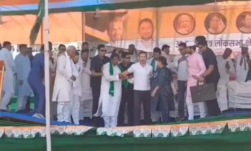 ராகுல் காந்தியின் பிரசார மேடை சரிந்தது