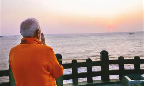 சமூக வலைத்தளங்களில் பிரதமர் மோடி குறித்து அவதூறு பதிவு: 2 பேர் மீது போலீசில் புகார்