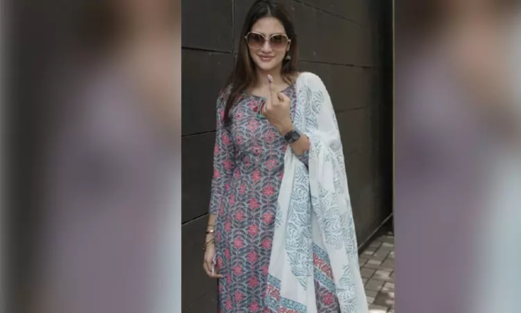 வாக்களித்த நடிகை நுஸ்ரத் ஜகான் நடிகையும்,... ... நாடாளுமன்ற இறுதிக்கட்ட தேர்தல்: வாக்குப்பதிவு நிறைவு வாக்களித்த நடிகை நுஸ்ரத் ஜகான் நடிகையும்,... ... நாடாளுமன்ற இறுதிக்கட்ட தேர்தல்: வாக்குப்பதிவு நிறைவு