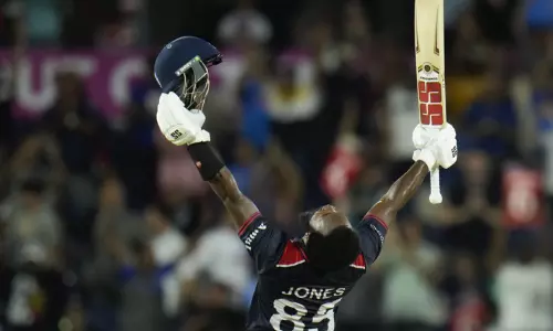 டி20 வரலாற்றில் கிறிஸ் கெய்லின் மாபெரும் சாதனையை சமன் செய்த ஆரோன் ஜோன்ஸ் டி20 வரலாற்றில் கிறிஸ் கெய்லின் மாபெரும் சாதனையை சமன் செய்த ஆரோன் ஜோன்ஸ்